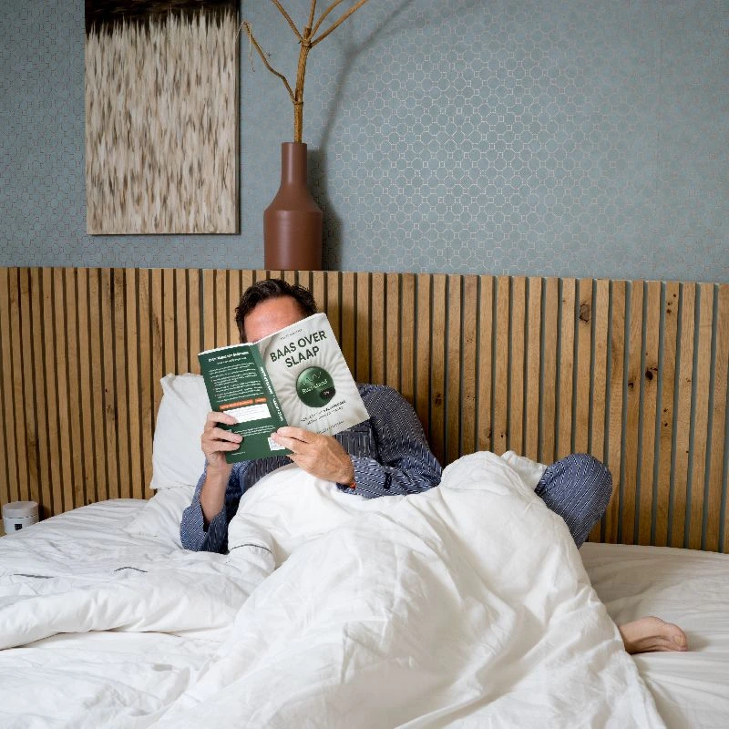 Het boek Baas over slaap op een bed